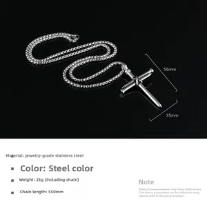 Vue détaillée du pendentif croix en clous d'acier industriel avec reliure en métal