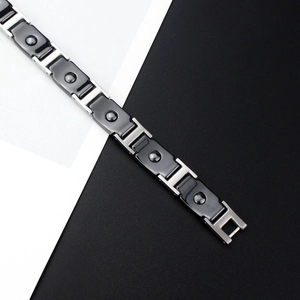 Bracelet pour hommes en acier titane et céramique noire avec inserts magnétiques