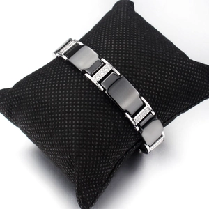 Détail du bracelet homme en céramique noire et acier argenté avec incrustations de zircons