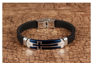 Detail eines Silikonarmbands mit Kreuzanhänger und Edelstahl-Gravur am Verschluss