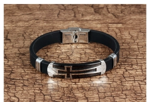 Detail eines schwarzen Silikon-Herrenarmbands mit polierter Edelstahl-Kreuzplatte