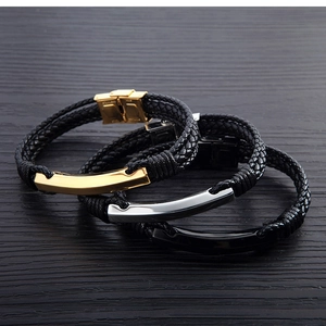 Détail de bracelets pour hommes en cuir tressé avec fermoirs en acier doré, argent et noir