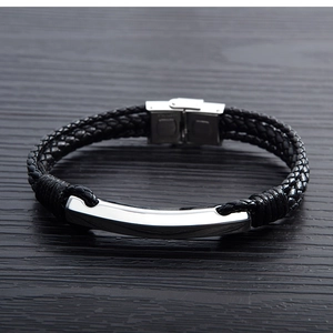 Détail du bracelet homme en cuir tressé noir avec plaque en acier inoxydable poli