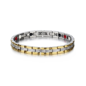Détail macro du bracelet de magnétothérapie à écailles dorées et argentées avec aimants
