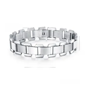 Détail d'un bracelet en acier brossé de 14 mm avec fermoir déployant et gravure fine