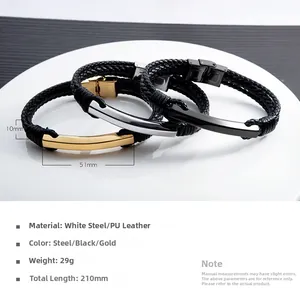 Détails de trois bracelets en cuir tressé avec des plaques en acier poli