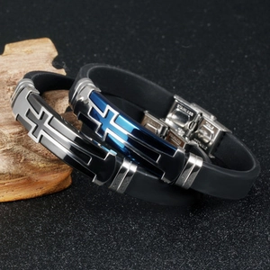 Herren Silikon Armbänder mit Kreuz Motiv und Edelstahl Verschluss in Schwarz und Blau