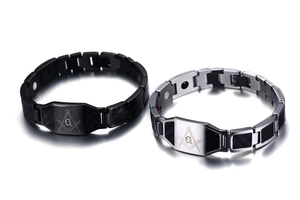Détail du bracelet magnétique maçonnique en acier inoxydable 12mm avec fibre de carbone