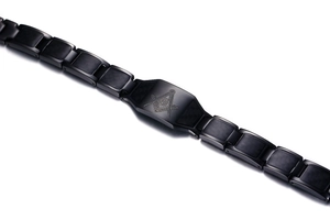 Détail du bracelet homme noir 12mm en titane avec fibre de carbone et logo franc-maçon