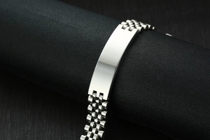 Vue macro du bracelet en acier inoxydable poli avec plaque rectangulaire personnalisable