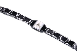 Détail d'un bracelet pour homme de 12mm en titane avec symbole franc-maçon et carbone