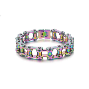 Détail d'un bracelet en acier inoxydable arc-en-ciel au design de chaîne de vélo
