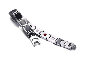 Détail d'un bracelet magnétique en acier inoxydable de 12mm avec insert en fibre de carbone