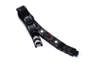 Détail du bracelet magnétique 12mm en titane noir avec carbone et perles d'énergie