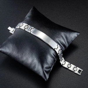 Adjustable men's stainless steel bracelet with rectangular engravable plate on pillow