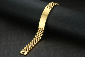 Gros plan d'un bracelet en acier inoxydable doré avec plaque gravable sur un présentoir