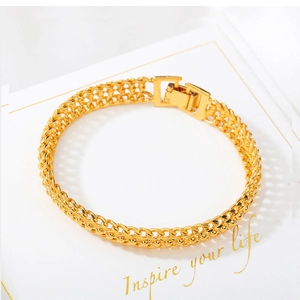 Détail du bracelet en maille tressée plaqué or avec fermoir industriel sur carte