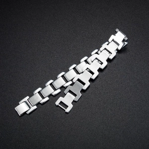 Bracelet pour homme en acier titane avec maillons polis sur un fond sombre élégant