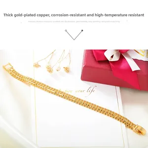 Détail du bracelet en cuivre plaqué or avec maillons entrelacés plats et fermoir sûr