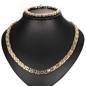 Dettaglio del set collana e bracciale bizantino bicolore su busto da esposizione nero