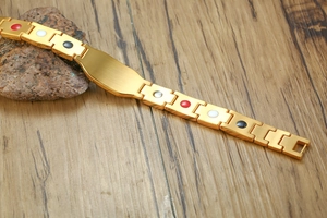 Détail d'un bracelet doré pour homme 12mm avec billes magnétiques et plaque polie