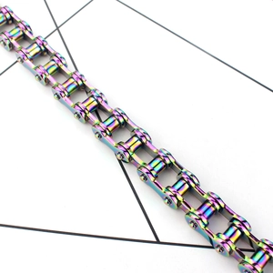 Détail du bracelet chaîne de vélo arc-en-ciel avec maillons en acier inoxydable poli
