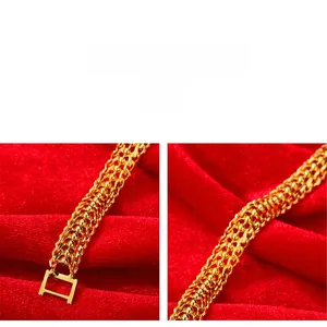 Détail d'un bracelet tressé doré multicouche avec fermoir rectangulaire poli sur velours
