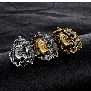 Détails des pendentifs Bouddha et Démon en finitions or et argent sur cuir noir