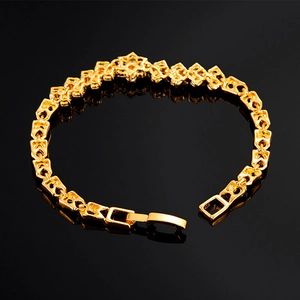 Bracelet étoile hexagonale plaqué or avec zircons sur fond de miroir noir brillant