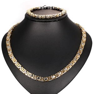 Set collana e bracciale bizantini bicolore in acciaio al titanio da uomo in mostra