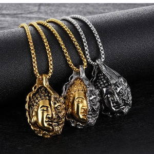 Vue détaillée des pendentifs Bouddha et Démon en or, argent et noir sur fond texturé élégant