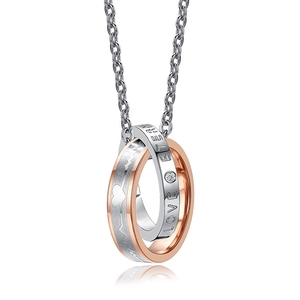 Collier couple en acier titane avec anneaux entrelacés, motif battement de cœur et gravure