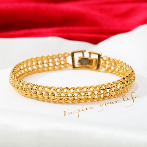 Bracelet doré classique à double chaîne tressée avec perles rondes sur socle blanc