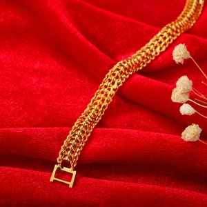 Bracelet en maille plaqué or élégant sur velours rouge de luxe pour cadeau de Saint-Valentin