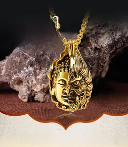 Gros plan détaillé du pendentif Bouddha et Démon montrant un design complexe à double face