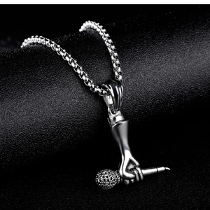 Collar de acero inoxidable estilo hip hop con colgante de mano sujetando un micrófono