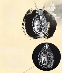 Vue détaillée du pendentif bouddha et démon double face avec gravure en relief précise