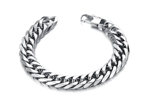 Détail d'un bracelet gourmette argenté poli avec un fermoir mousqueton solide et brillant
