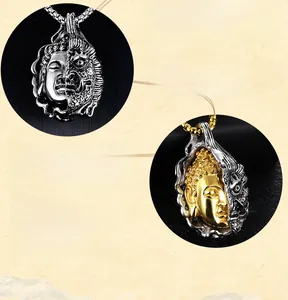 Gros plan de pendentifs rétro Bouddha et Démon en acier aux finitions or et argent