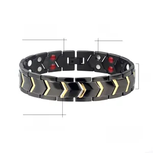 Dettaglio del bracciale in acciaio al titanio a forma di V placcato oro con pietre magnetiche