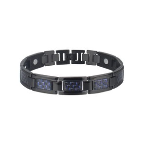 Detalle de pulsera magnética de acero negro con incrustación de fibra de carbono azul