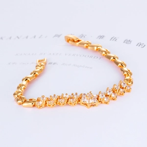 Bracelet raffiné plaqué or avec grappes de zircon floral et chaîne à maillons cœur