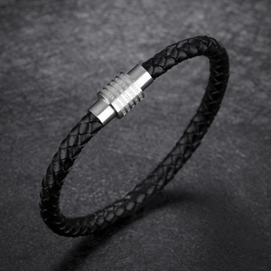 Bracciale da uomo in pelle nera intrecciata con chiusura magnetica incisa in vista a 45 gradi