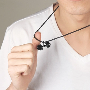 Collana con ciondolo a manubrio nero da uomo in acciaio inossidabile indossata da un modello