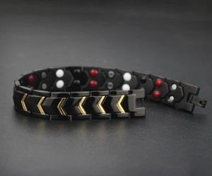 Dettaglio del bracciale da uomo in acciaio al titanio con pietre magnetiche e inserti in oro