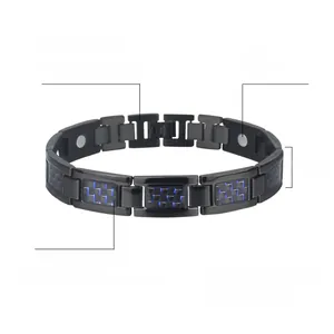 Detalle de pulsera magnética de acero negro con inserciones de fibra de carbono azul