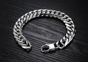 Vue macro du bracelet gourmette en acier inoxydable poli avec fermoir mousqueton