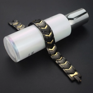 Bracciale da uomo in acciaio al titanio con maglie a V nero e oro in stile geometrico