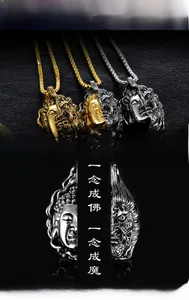Détail du pendentif bouddha et démon avec gravure complexe et finition polie