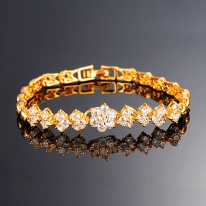 Bracelet doré pour femme avec grappes de zircone 3A sur fond de miroir noir élégant